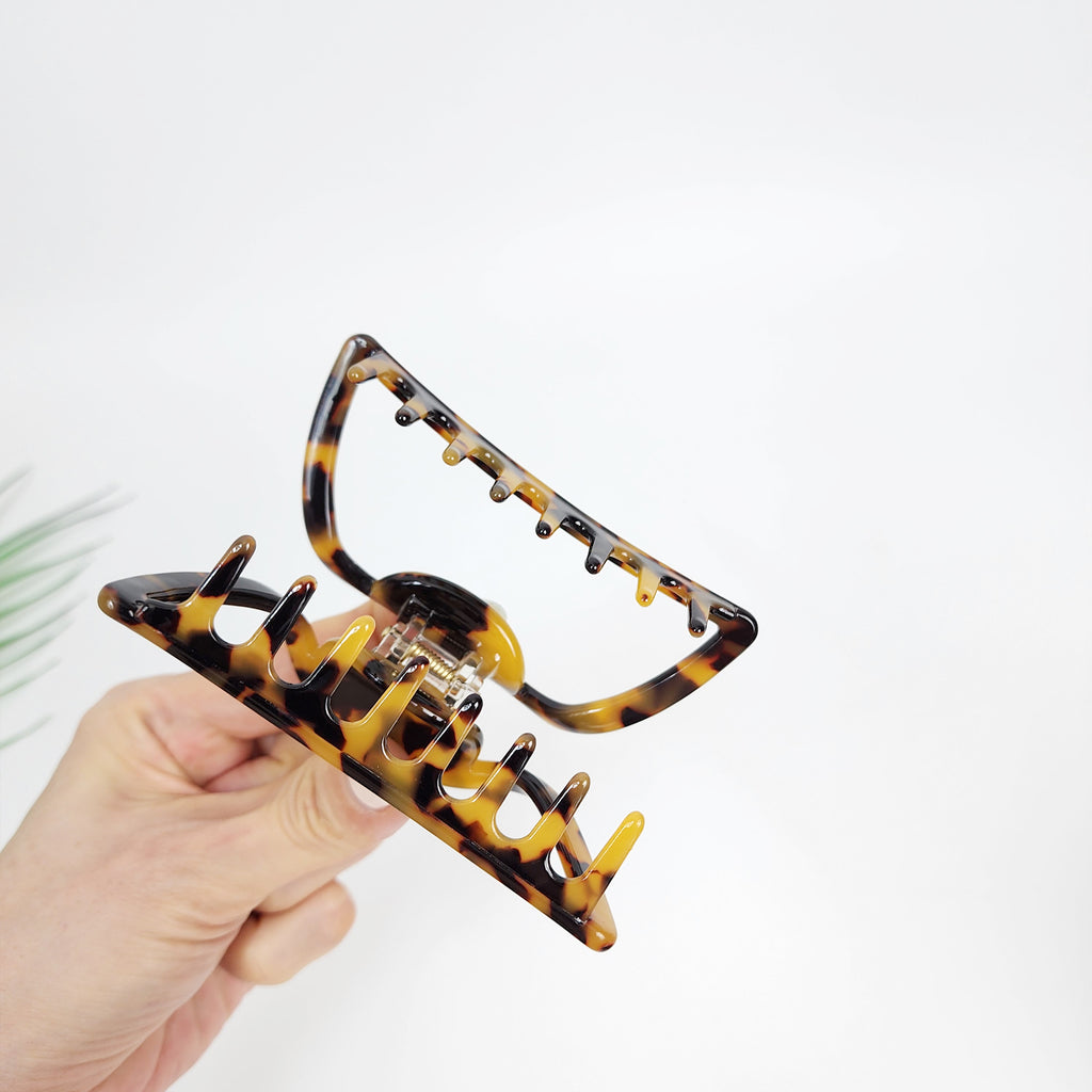 Half Moon Medium Hair Claw Clip 3.9 in – Tortoise Shell, French-style