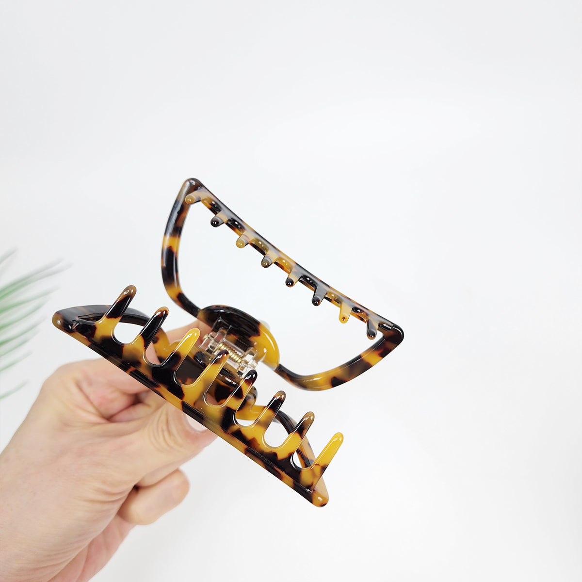 Half Moon Medium Hair Claw Clip 3.9 in – Tortoise Shell, French-style