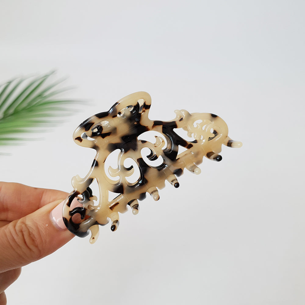 Scroll Medium Hair Claw Clip – 2 Leopard Beige