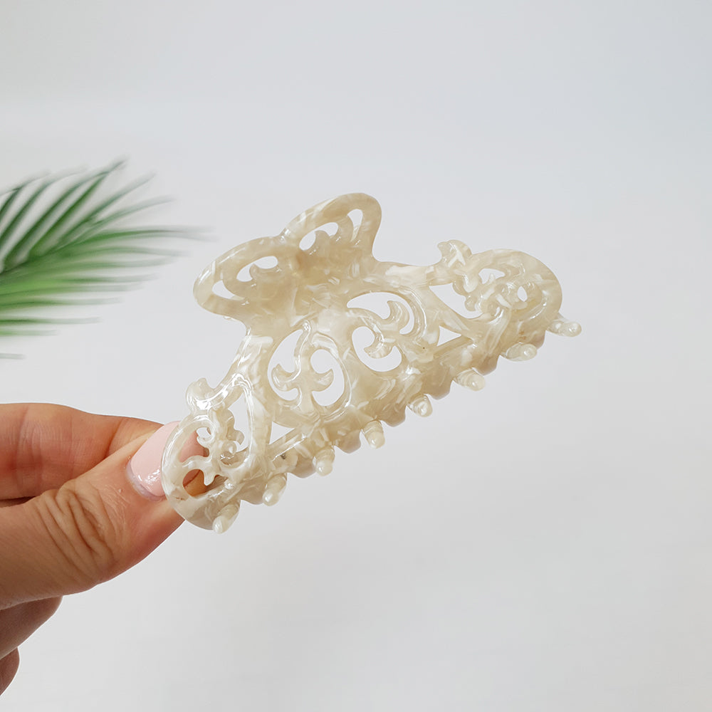 Scroll Medium Hair Claw Clip – 3 Marble Ivory