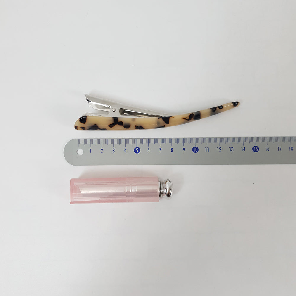 Long alligator hair clip measured with a ruler, 14 cm