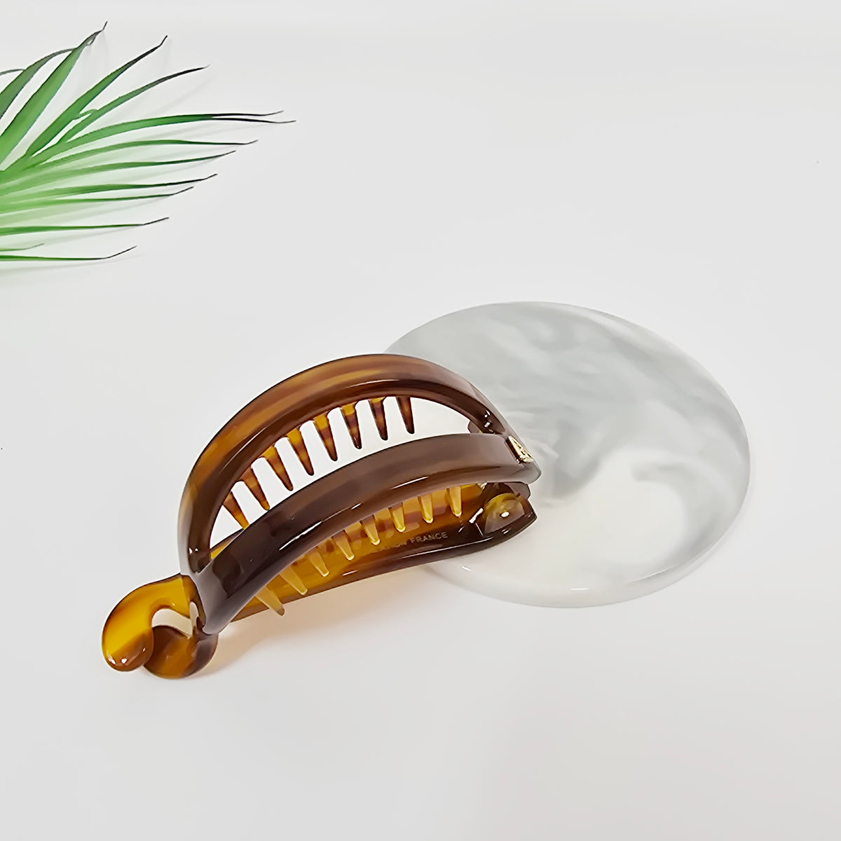 Oval Frame Medium Banana Clip 3.5 in – 4 Caramel Stripe