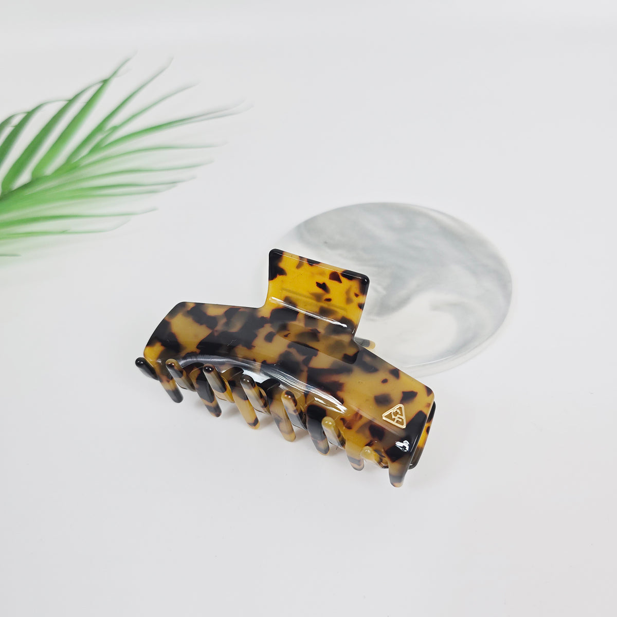 Classic Flat Medium Hair Claw Clip 3.3 in – Tortoise Shell, for Half-Up