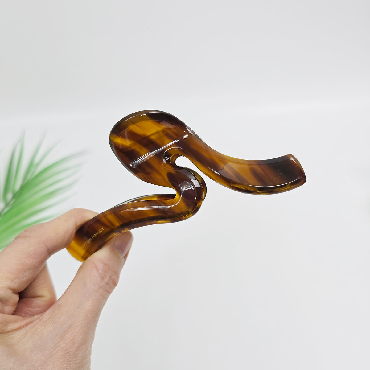 Wave Jumbo Hair Claw Clip 4.9 in – 4 Caramel Stripe