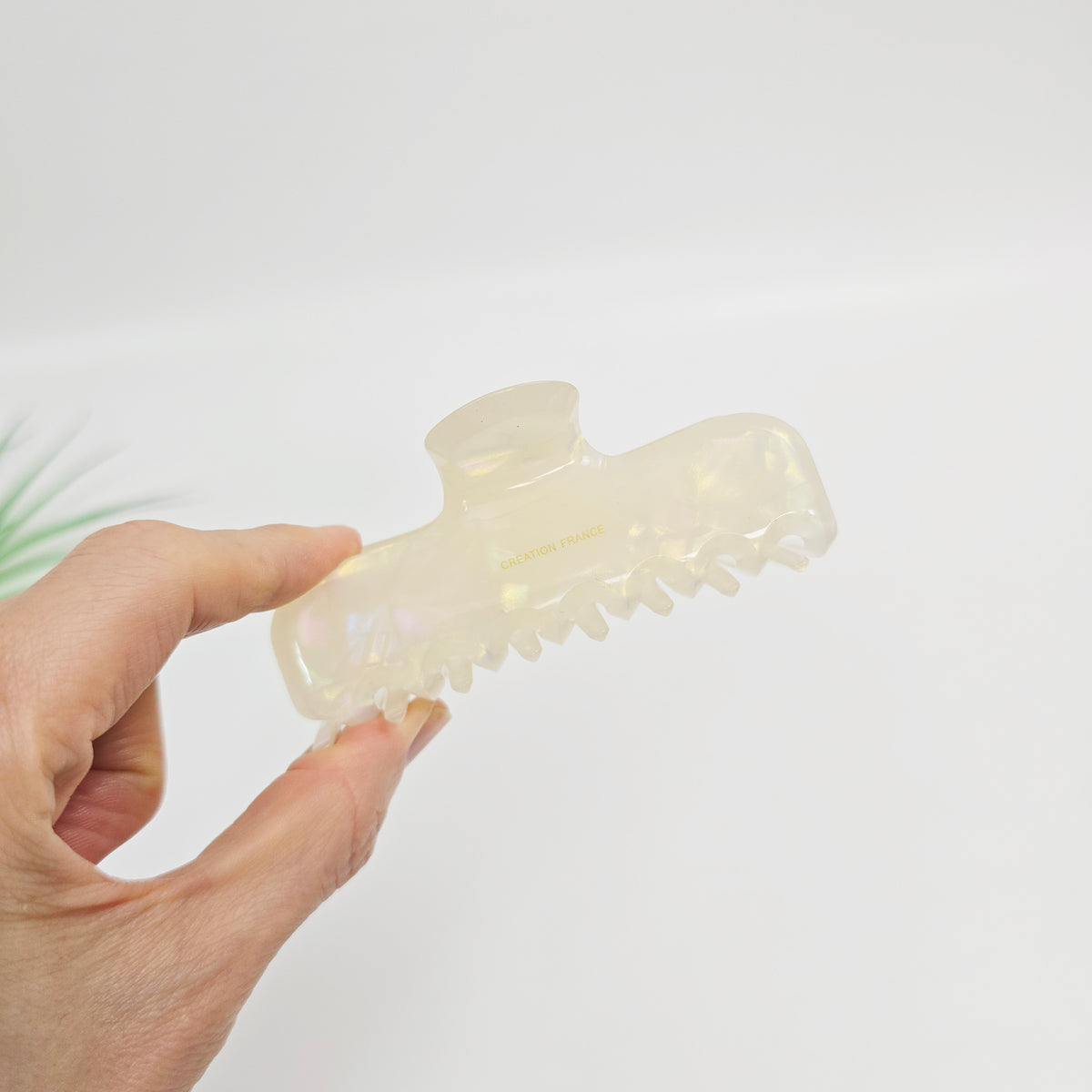 Straight Medium Hair Claw Clip – 4 Aurora White