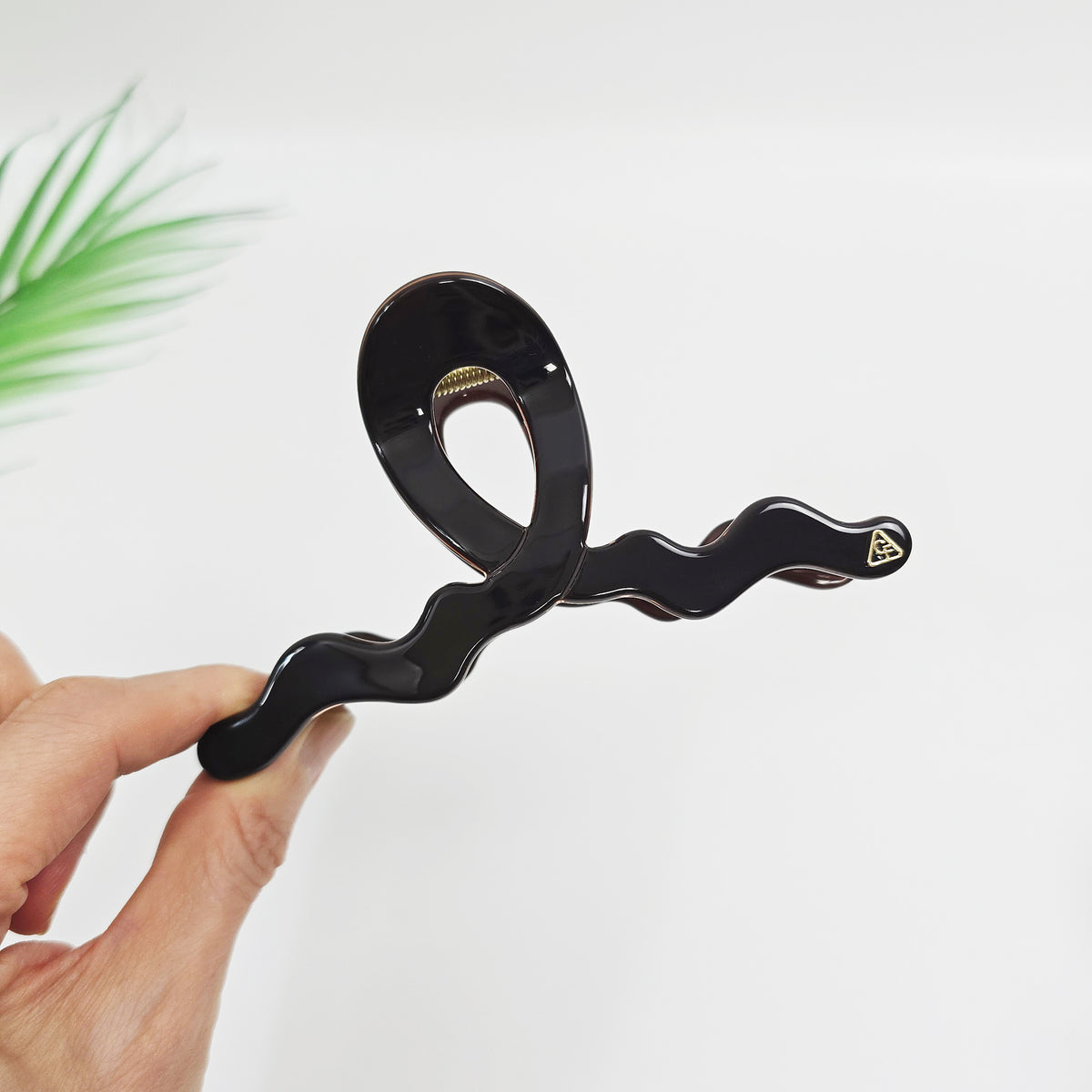 Wave Loop Jumbo Hair Claw Clip 5.1 in – Tortoise Shell, French-style