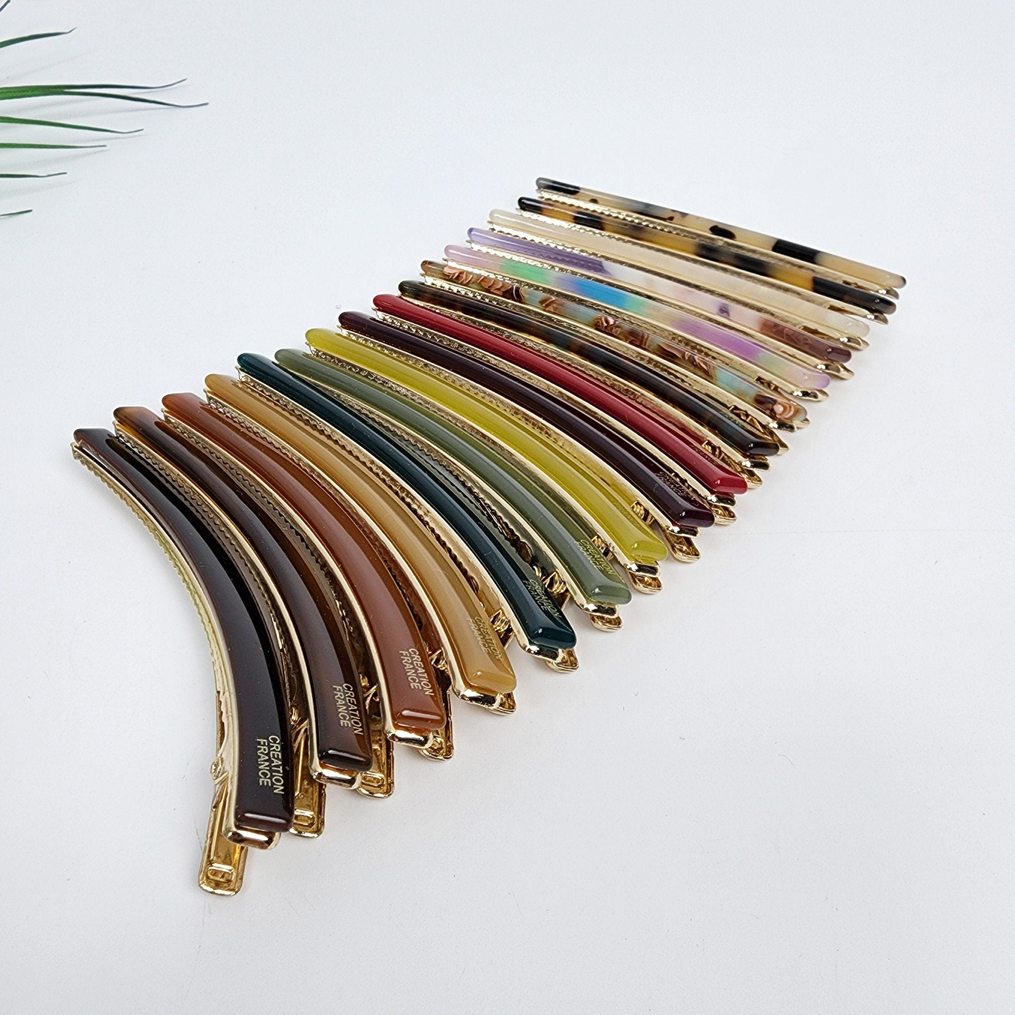 Cellulose acetate curved hair clip in tortoise shell and solid colors, long skinny alligator clip for side bangs, minimalist Korean fashion hair accessories.