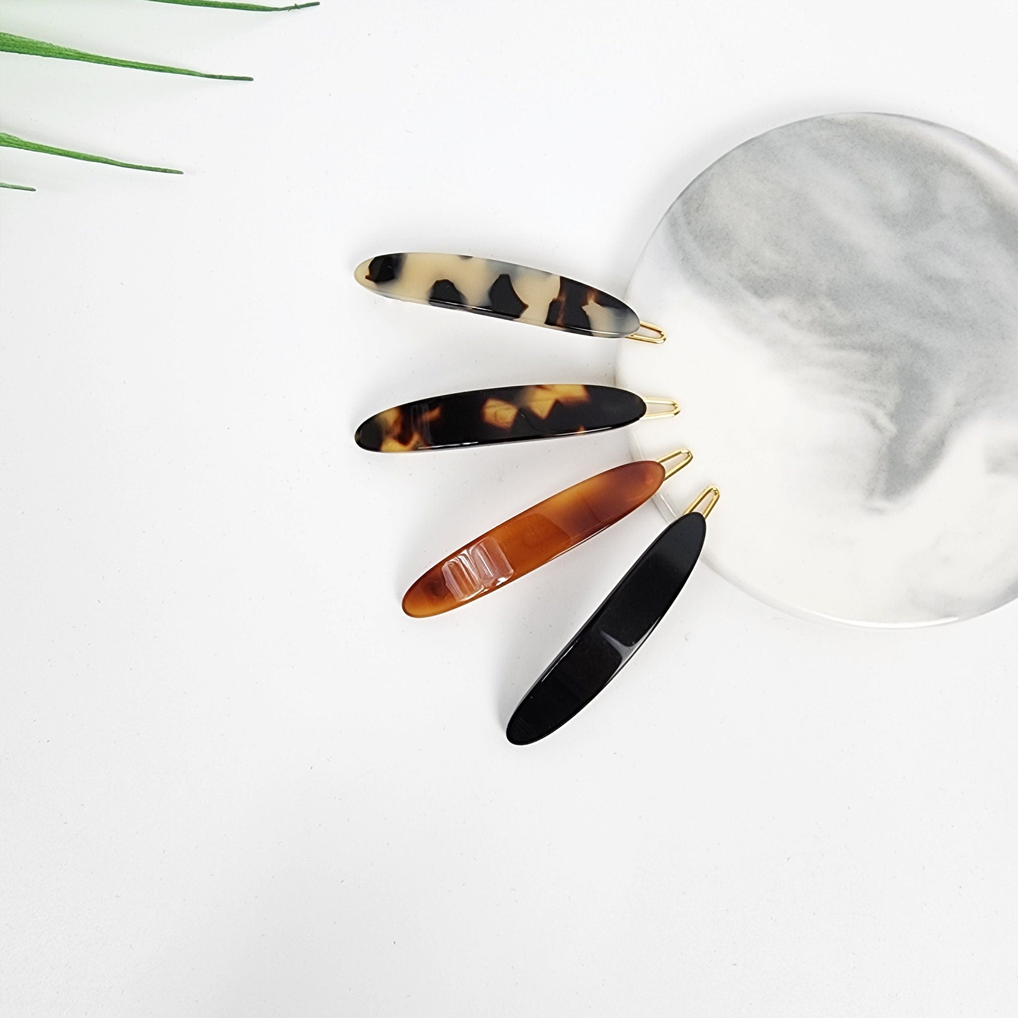 Cellulose Acetate oval snap clips in tortoise shell pattern, minimalist small hair barrettes for holding bangs, side hair accessories for women.