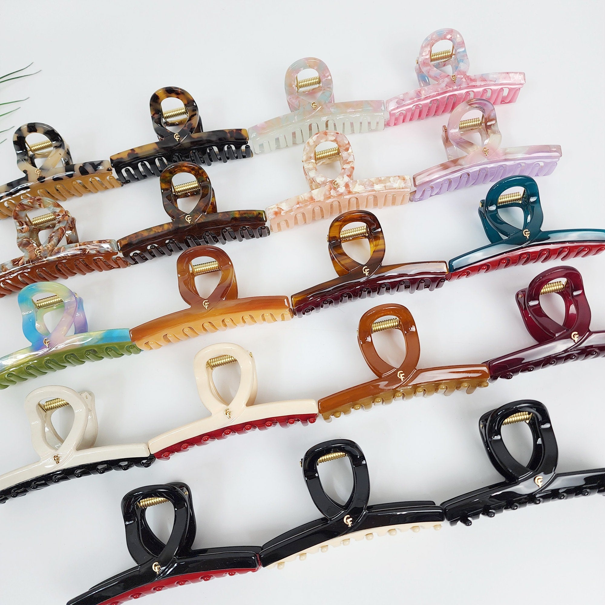 Medium cellulose acetate hair claw clip with U-shaped twist handle. Strong 3.5 inch jaw clip for buns and half updo styling.