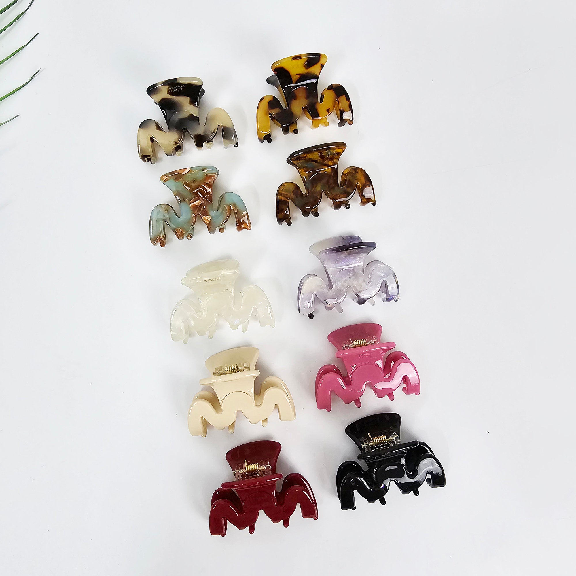 Cellulose acetate small zigzag hair claw clip for half updo styling. Wavy jaw clip in tortoise and solid colors for women.