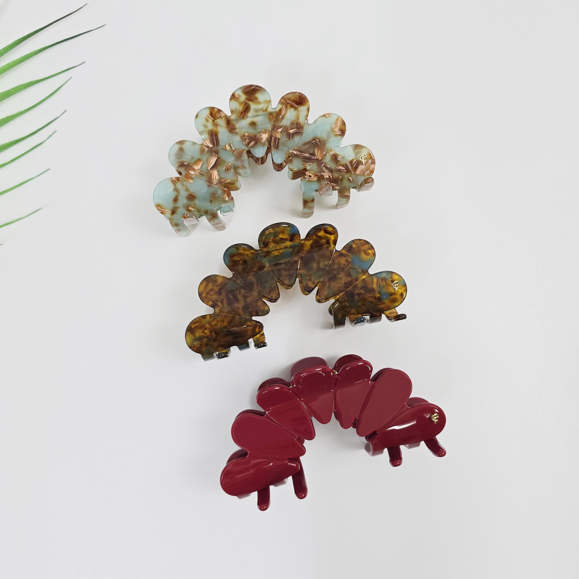 Unique crown shaped cellulose acetate hair claw clip. Large 10.5cm glossy jaw clip for updos. Vintage style hair accessory in red and tortoise shell for women.